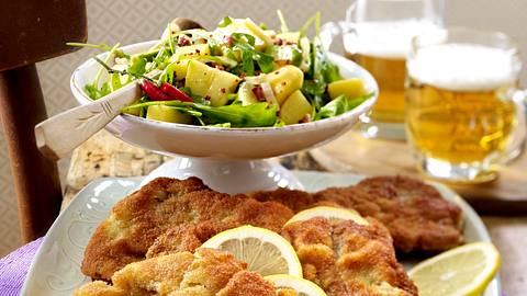 Wiener Schnitzel vom Rind mit Kartoffelspecksalat Rezept - Foto: House of Food / Bauer Food Experts KG