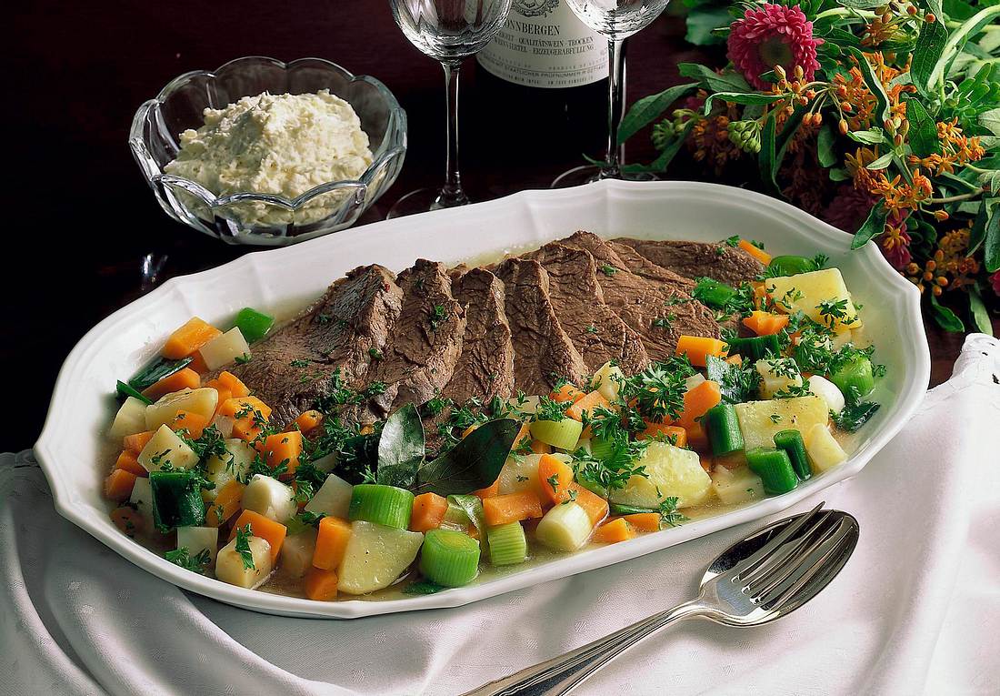 Wiener Tafelspitz mit Apfel-Meerrettich-Soße Rezept | LECKER