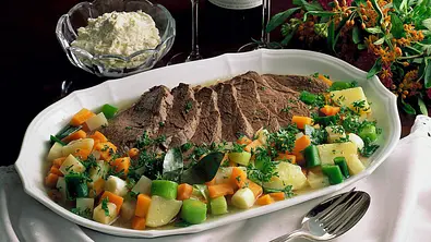 Wiener Tafelspitz mit Apfel-Meerrettich-Soße Rezept - Foto: LECKER @ Bauer Media Group