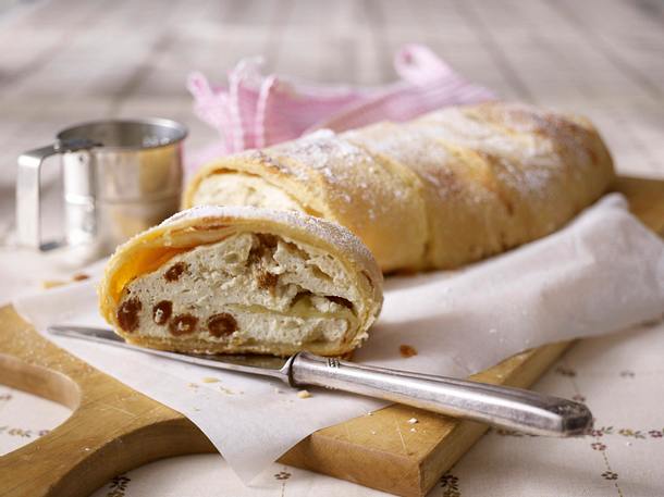 Wiener Topfenstrudel Rezept | LECKER