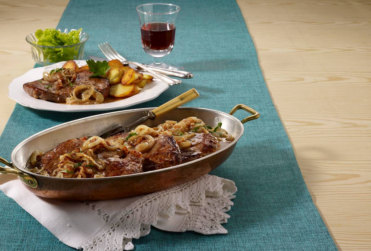 Wiener Zwiebelrostbraten mit Bratkartoffeln Rezept