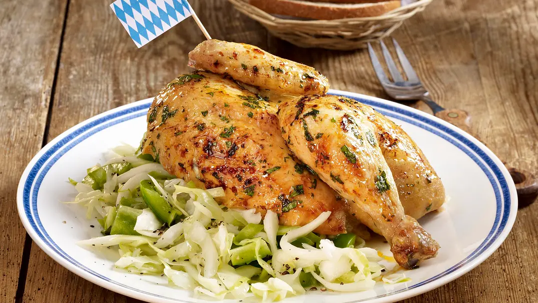 Wiesen-Hendl mit Krautsalat Rezept - Foto: LECKER @ Bauer Media Group Wiesen-Hendl mit Krautsalat Rezept - Foto: LECKER @ Bauer Media Group