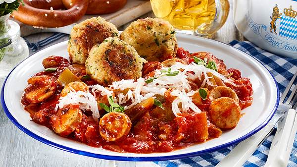 Wiesn-Schmankerl: Gulasch mit Laugenknödel - Foto: House of Food / Bauer Food Experts KG