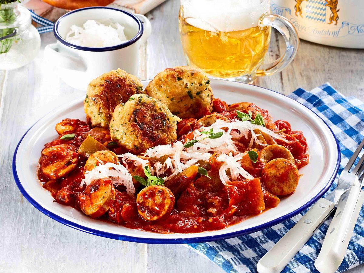 Wiesn-Weißwurst-Gulasch mit Brezel-Knödeln Rezept