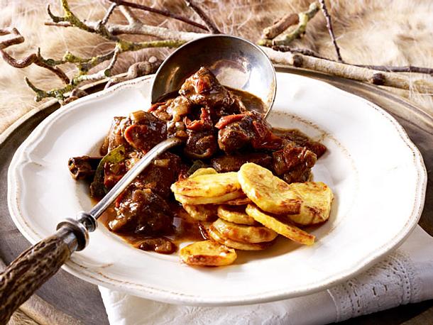 Wild-Stifado mit gebackenen Kartoffelscheiben Rezept
