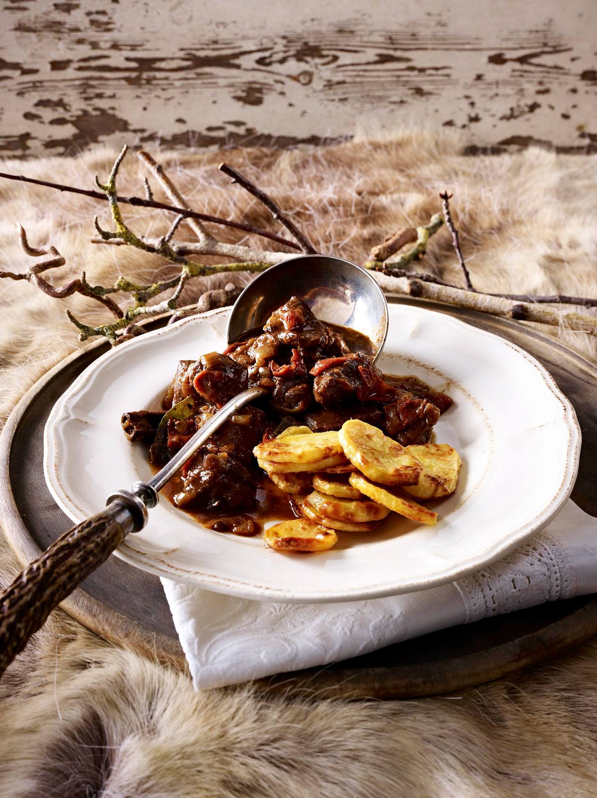 Wild-Stifado mit gebackenen Kartoffelscheiben Rezept