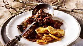 Wild-Stifado mit gebackenen Kartoffelscheiben Rezept - Foto: House of Food / Bauer Food Experts KG