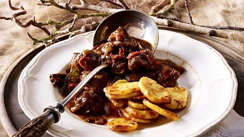 Wild-Stifado mit gebackenen Kartoffelscheiben Rezept - Foto: House of Food / Bauer Food Experts KG