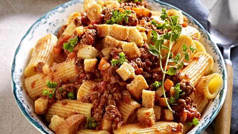 Wilde Bolognese zu Rigatoni Rezept - Foto: House of Food / Bauer Food Experts KG