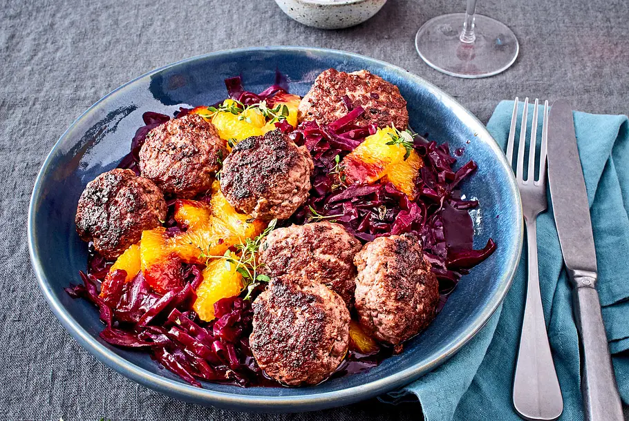 Wilde Buletten auf Advents-Rotkohl Rezept Wilde Buletten auf Advents-Rotkohl Rezept