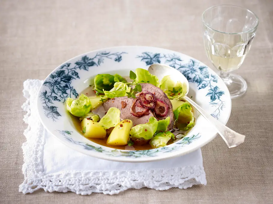 Wildeintopf mit Rosenkohl und Reh (Johann Lafer) Rezept Wildeintopf mit Rosenkohl und Reh (Johann Lafer) Rezept