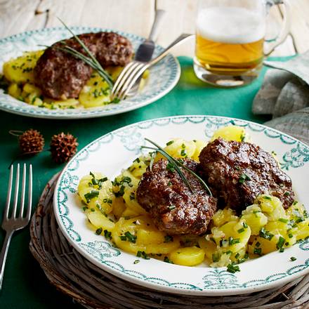 Wildfrikadellen mit schwäbischem Kartoffelsalat Rezept Wildfrikadellen mit schwäbischem Kartoffelsalat Rezept