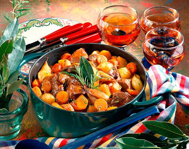 Wildgulasch-Eintopf mit Möhren und Schalotten Rezept Wildgulasch-Eintopf mit Möhren und Schalotten Rezept
