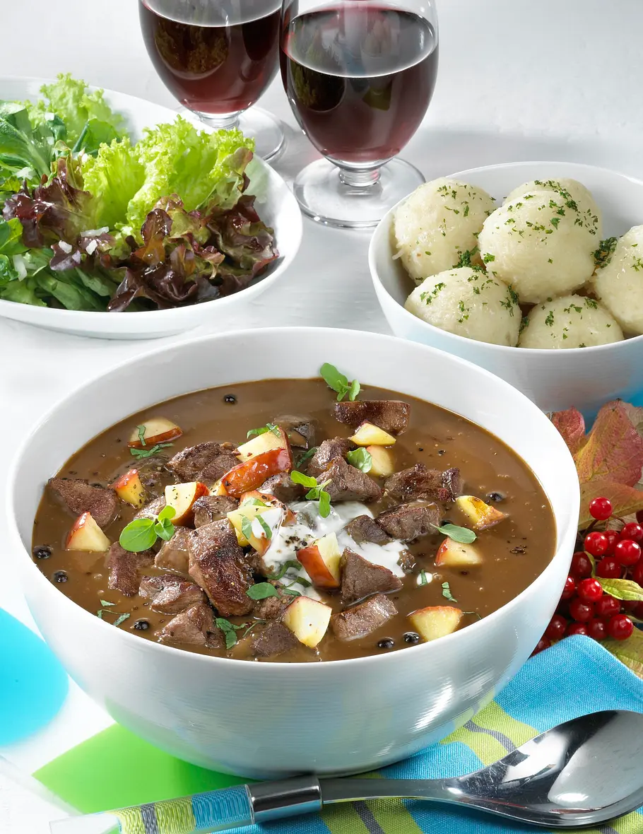 Wildgulasch in Wacholderrahm Rezept Wildgulasch in Wacholderrahm Rezept