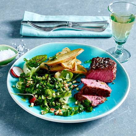 Wildkräuter-Salat mit Brotchips und Steak Rezept