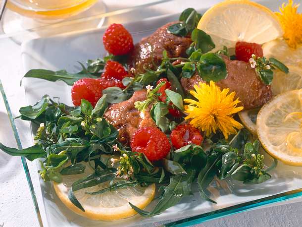 Wildkräutersalat mit Leber und Himbeeren Rezept