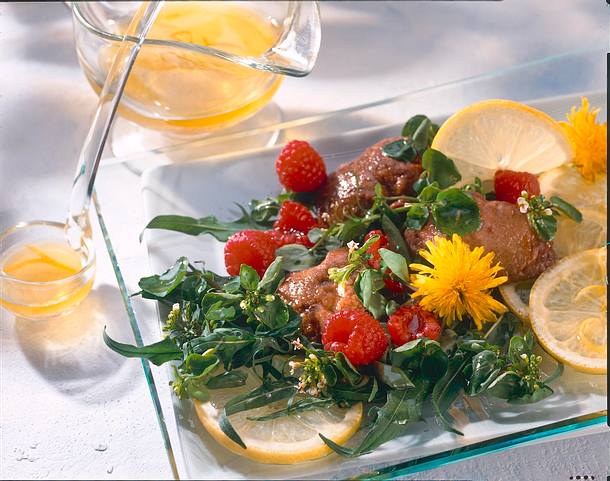Wildkräutersalat mit Leber und Himbeeren Rezept Wildkräutersalat mit Leber und Himbeeren Rezept