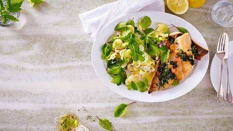Wildkräuter-Kartoffelsalat mit Saiblingsfilet Rezept - Foto: House of Food / Bauer Food Experts KG
