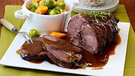 Wildschweinbraten mit Rosenkohl Rezept - Foto: House of Food / Bauer Food Experts KG