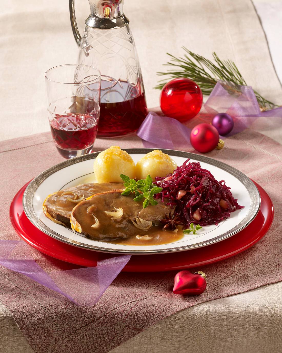Wildschweinbraten mit Rotkohl und Knödeln Rezept | LECKER