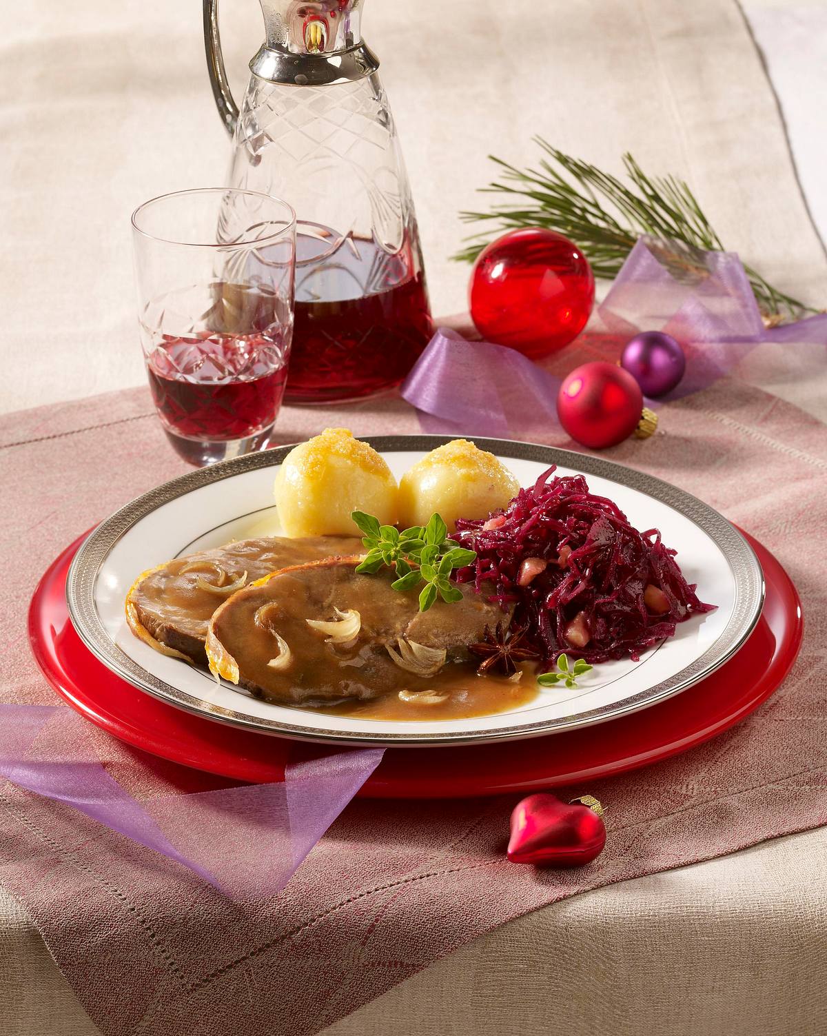 Wildschweinbraten mit Rotkohl und Knödeln Rezept