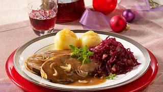 Wildschweinbraten mit Rotkohl und Knödeln Rezept - Foto: House of Food / Bauer Food Experts KG