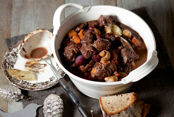 Wildschweingulasch mit Cranberrys und Schokolade Rezept Wildschweingulasch mit Cranberrys und Schokolade Rezept