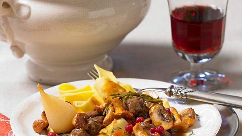 Wildschweingulasch mit Pilzen Rezept - Foto: House of Food / Bauer Food Experts KG