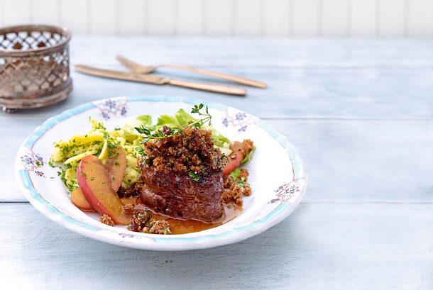 Wildschweinmedaillons mit Bröselhaube & Apfelsoße Rezept
