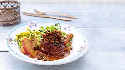 Wildschweinmedaillons mit Bröselhaube & Apfelsoße Rezept - Foto: House of Food / Bauer Food Experts KG