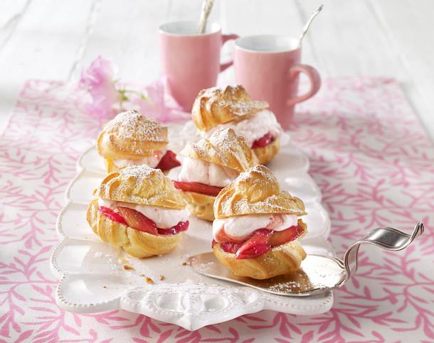 Windbeutel mit Erdbeercreme und Rhabarberkompott Rezept Windbeutel mit Erdbeercreme und Rhabarberkompott Rezept
