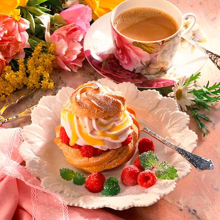 Windbeutel mit Himbeer- Joghurtcreme Rezept Windbeutel mit Himbeer- Joghurtcreme Rezept