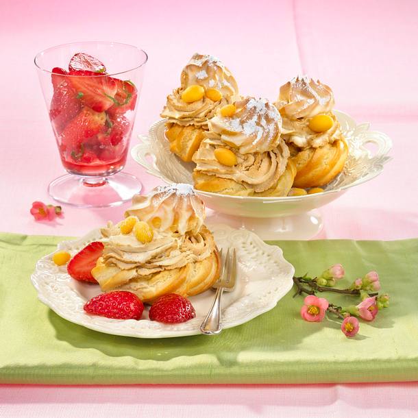 Windbeutel mit Kaffeesahne und Eierlikörguss Rezept Windbeutel mit Kaffeesahne und Eierlikörguss Rezept