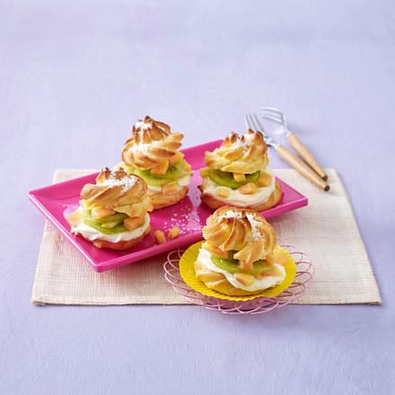 Windbeutel mit Kokosmousse und exotischem Obstsalat Rezept Windbeutel mit Kokosmousse und exotischem Obstsalat Rezept