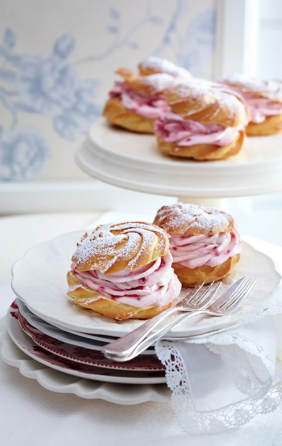 Windbeutel mit Vanille-Himbeersahne Rezept Windbeutel mit Vanille-Himbeersahne Rezept