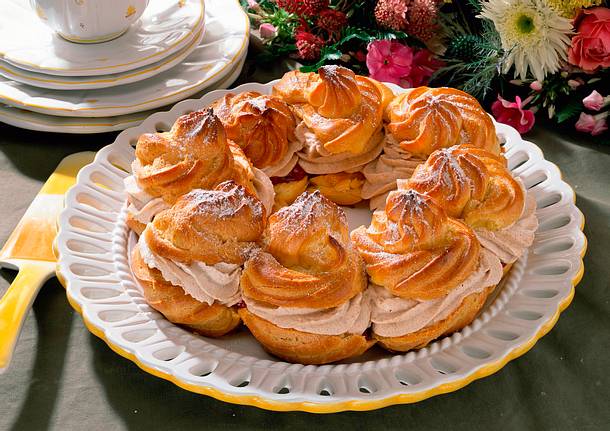 Windbeutelkranz mit Pflaumenkompott und Zimtsahne Rezept Windbeutelkranz mit Pflaumenkompott und Zimtsahne Rezept