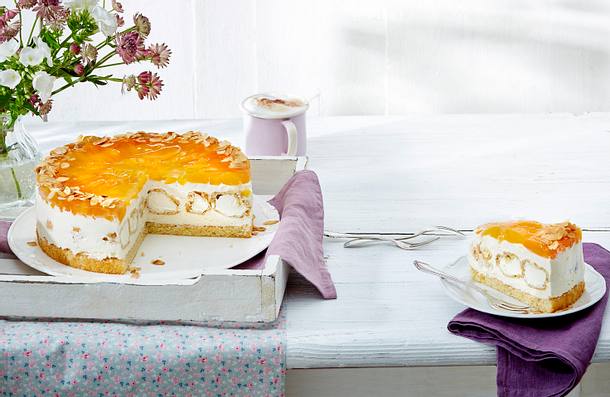 Windbeuteltorte mit Aprikosen Rezept Windbeuteltorte mit Aprikosen Rezept