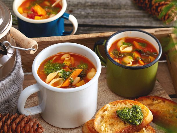 Winter-Minestrone mit Knoblauch-Bruschette Rezept Winter-Minestrone mit Knoblauch-Bruschette Rezept