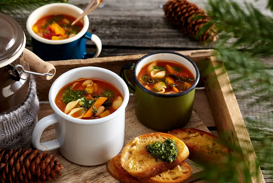 Winter-Minestrone mit Knoblauch-Bruschette Rezept Winter-Minestrone mit Knoblauch-Bruschette Rezept