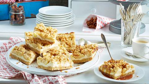 Winterapfel-Käsekuchen mit Karamellsoße Rezept - Foto: House of Food / Bauer Food Experts KG