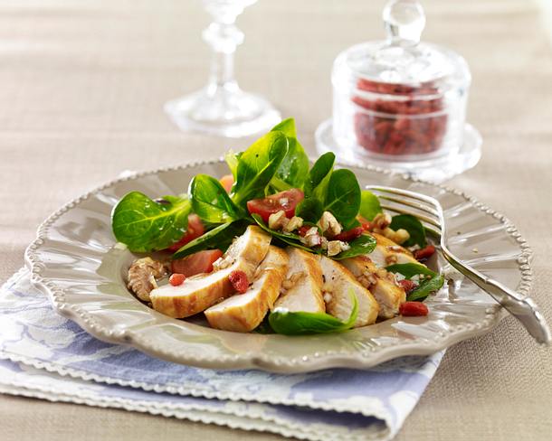 Winterlicher Salat mit Hähnchen und Gojibeeren Rezept Winterlicher Salat mit Hähnchen und Gojibeeren Rezept