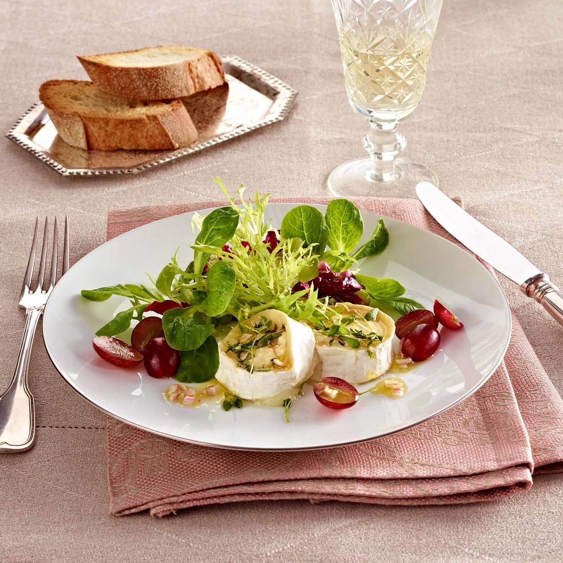 Winterlicher Salat mit überbackenem Ziegenkäse Rezept | LECKER