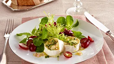 Winterlicher Salat mit überbackenem Ziegenkäse Rezept - Foto: LECKER @ Bauer Media Group