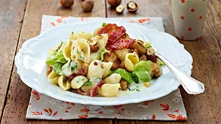 Winternudeln mit Römersalat in würziger Käsesoße Rezept - Foto: LECKER @ Bauer Media Group