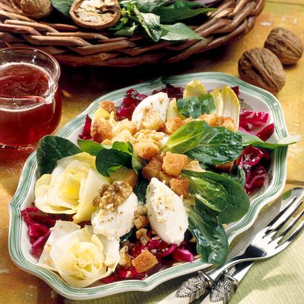 Wintersalat mit Frischkäsebällchen Rezept Wintersalat mit Frischkäsebällchen Rezept