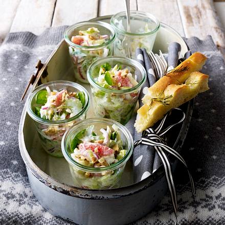 Wintersalat mit gehackten Walnüssen Rezept Wintersalat mit gehackten Walnüssen Rezept
