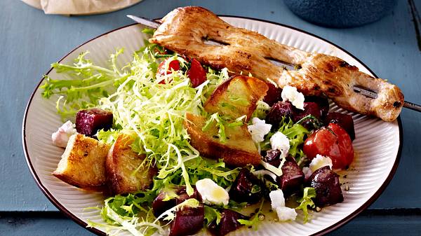 Wintersalat mit Hähnchen-Saté-Spießen Rezept - Foto: House of Food / Bauer Food Experts KG