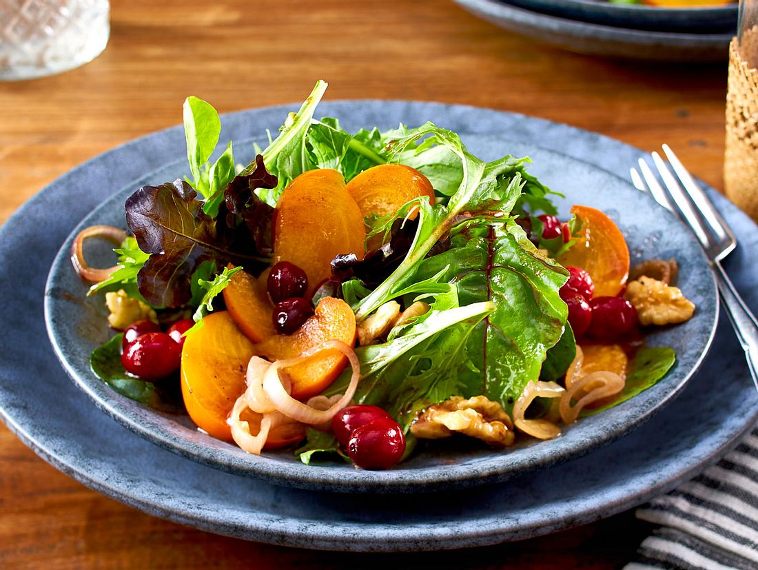 Wintersalat mit Kaki und Cranberrysoße Rezept | LECKER