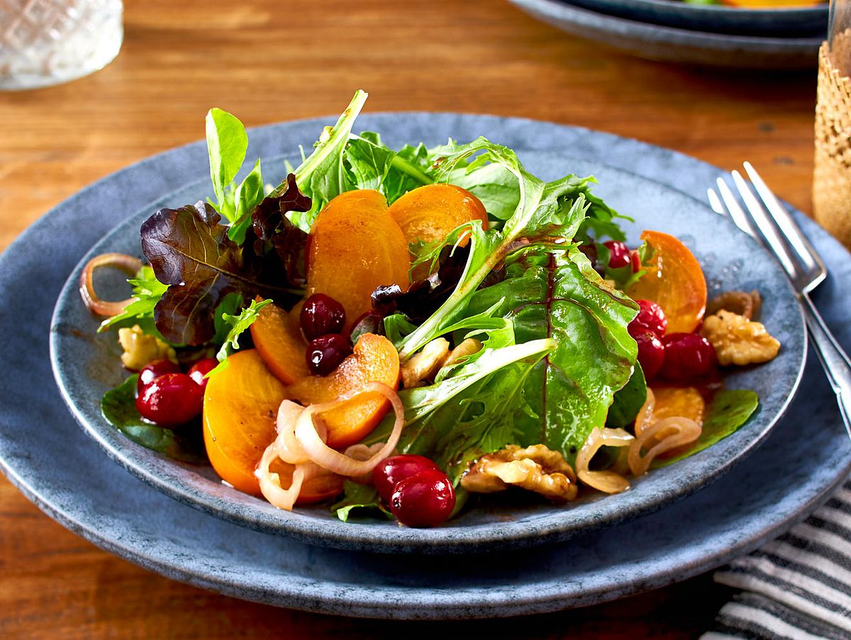 Wintersalat mit Kaki und Cranberrysoße Rezept