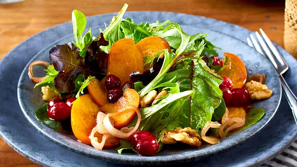 Wintersalat mit Kaki und Cranberrysoße Rezept - Foto: LECKER @ Bauer Media Group